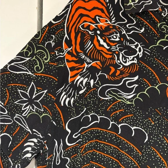 FOREVER 21 Men’s Soft Button Up - Picture 2 of 4